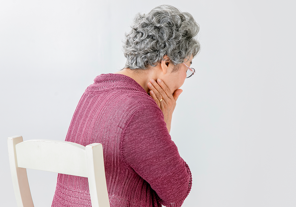 喉を抑える高齢者