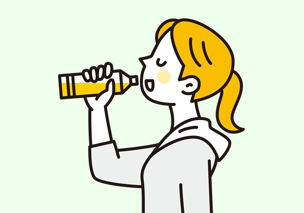 スポーツドリンクを飲む女性