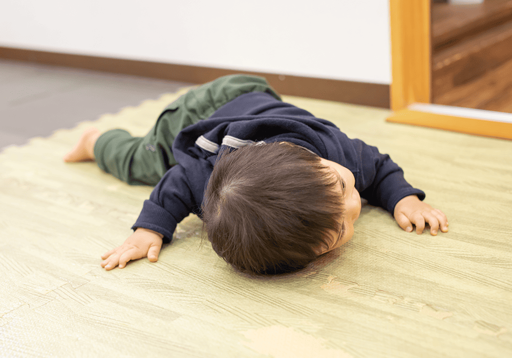 転倒している男の子