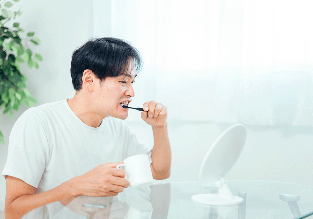 歯みがきをする男性