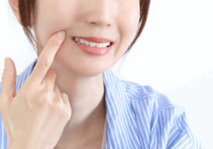 口元を見せる女性