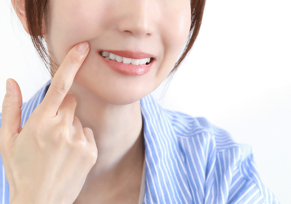 口元を見せる女性