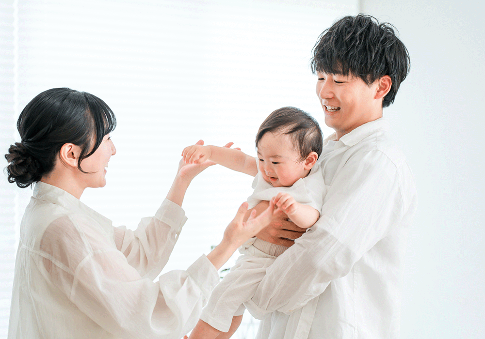 触れ合う親子
